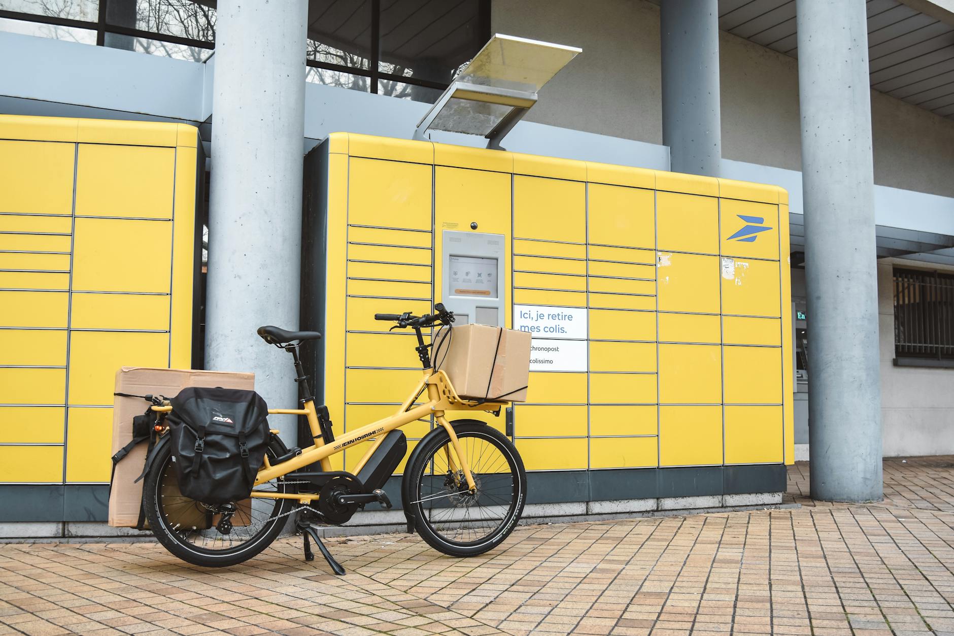 Compact electronic delivery locker system with digital interface
