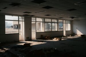 Empty office building exterior reflecting rising commercial real estate vacancies