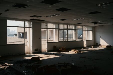 Empty office building exterior reflecting rising commercial real estate vacancies