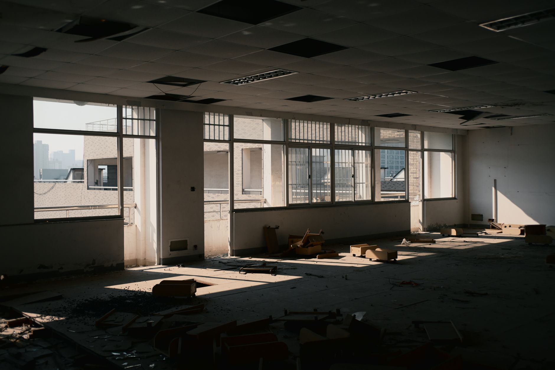 Empty office building exterior reflecting rising commercial real estate vacancies