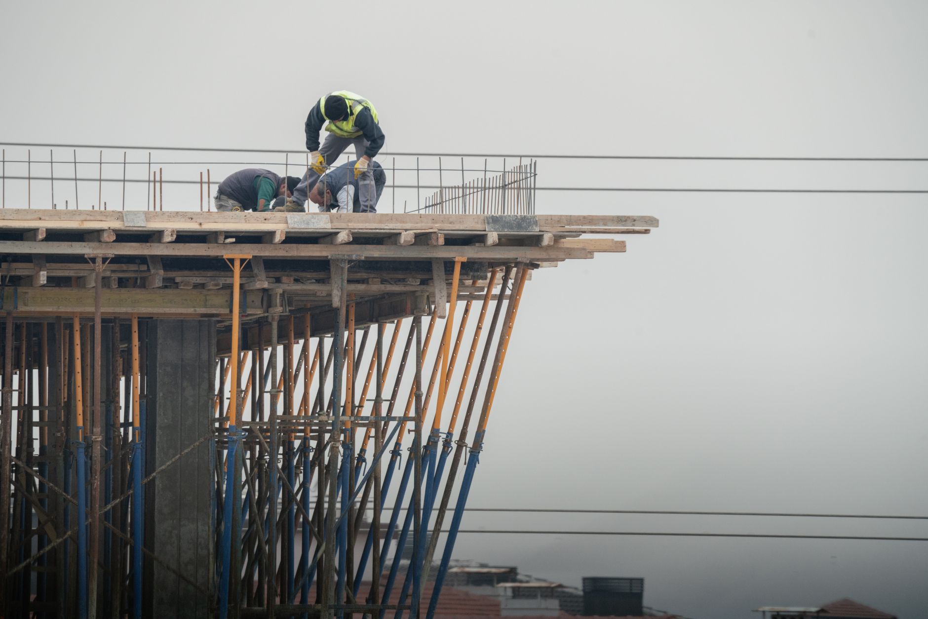 Construction workers on a job site, a sector heavily exposed to unemployment insurance claims in Sun Belt states